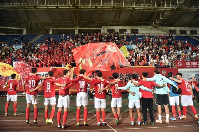 那个受伤倒地的瞬间让人揪心