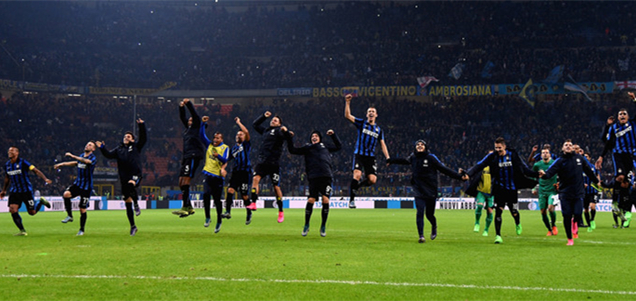 庆祝苏超夺冠，泰州市委书记与泰州队球员合唱《歌唱祖国》