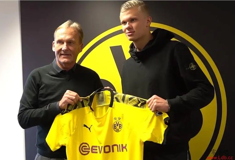 英超焦点战：维拉1-2绝杀阿森纳，曼城争冠机会大增（英超焦点：维拉补时2-1拿下阿森纳，曼城争冠迎利好）