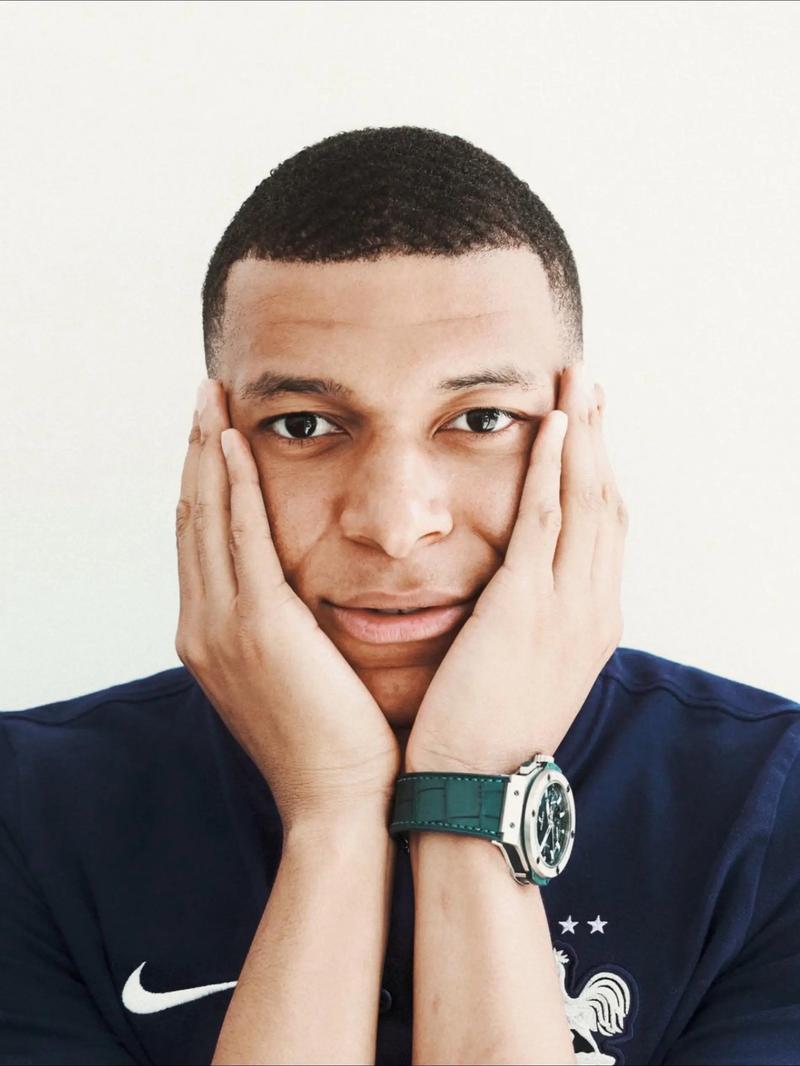 枪手是夺冠热门？萨卡：不能被人们的言论左右，我只专注当下（阿森纳被看好夺冠？萨卡：不受舆论左右，只专注眼前）