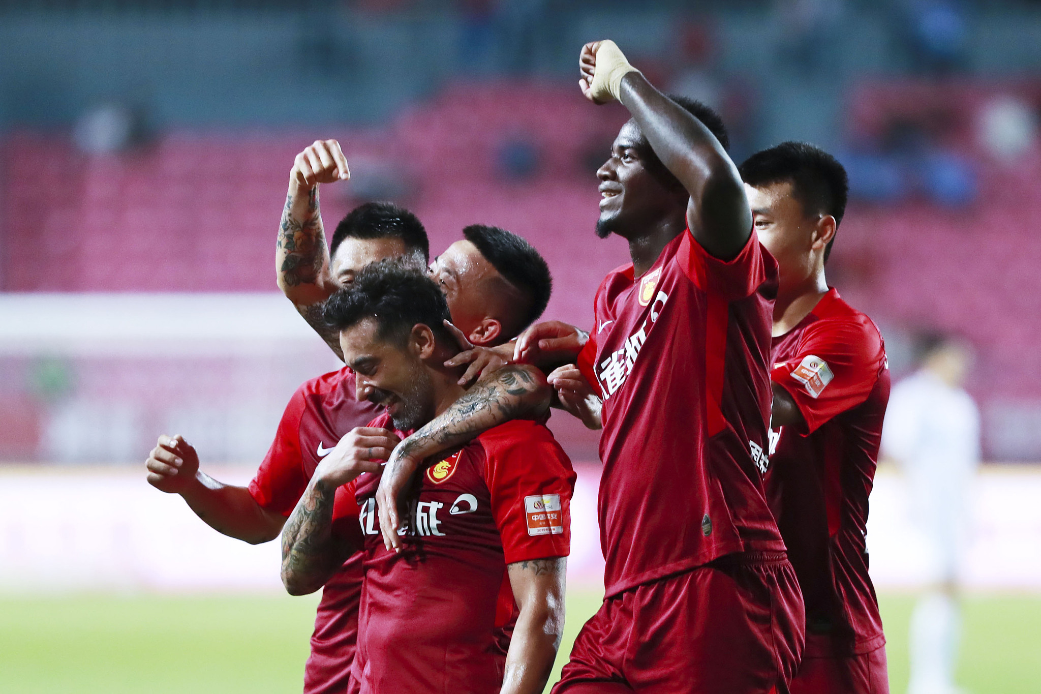 科利莫尔：在利物浦永远是俱乐部至上，萨拉赫不是梅西或C罗（科利莫尔：利物浦永远以俱乐部为先，萨拉赫并非梅西或C罗）