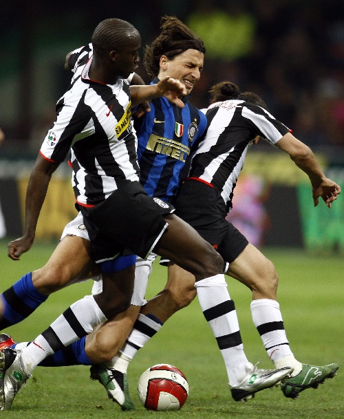 一波三折！邮报：曼联前锋谢什科因食物中毒，复出再次推迟（邮报：谢什科食物中毒，曼联前锋复出计划再度延后）