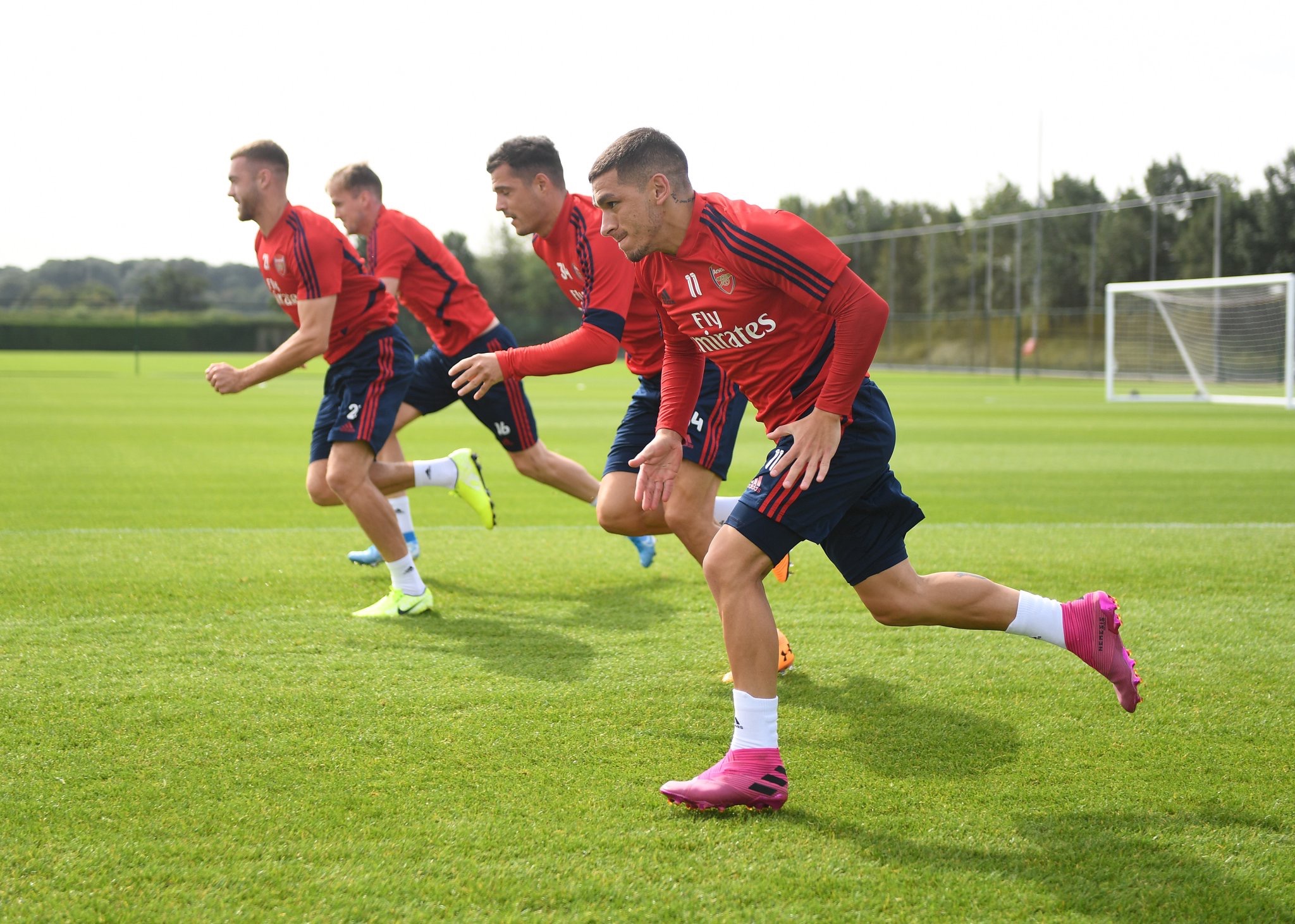 半场： 萨索洛2-1佛罗伦萨，曼德拉戈拉点射，沃尔帕托破门（半场结束，萨索洛2-1领先佛罗伦萨：曼德拉戈拉点球，沃尔帕托建功）