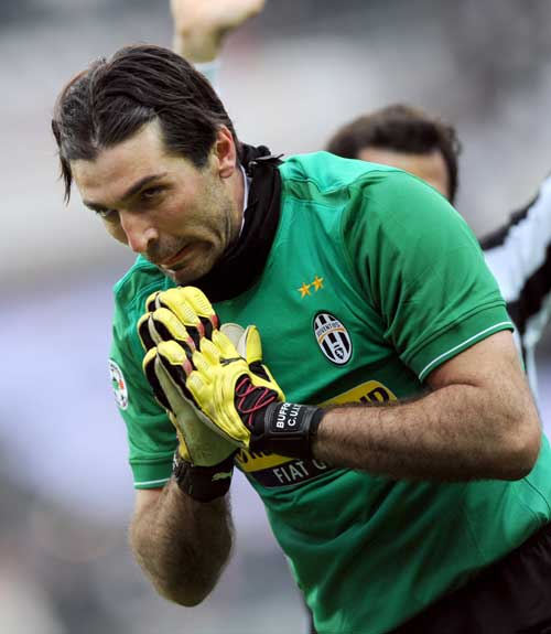 组图：CBA俱乐部杯广厦击败天津 塔克飞身暴扣