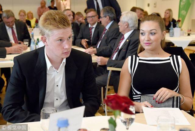 每体：巴萨18岁后卫埃斯帕特训练中受伤，将缺阵约两个月（每体：巴萨18岁小将埃斯帕特训练受伤，预计缺阵近两月）